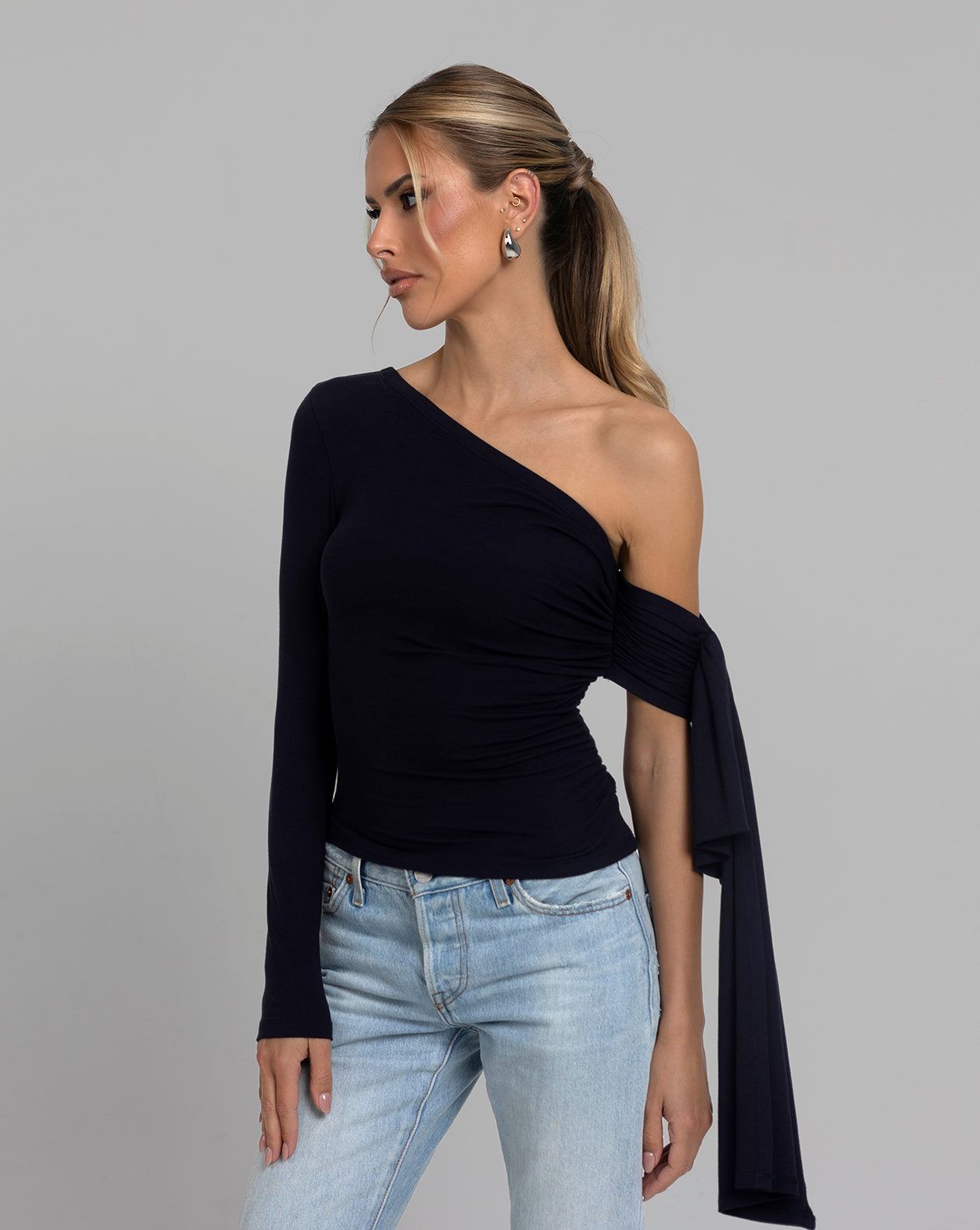 BOARDROOM QUEEN One Shoulder Top