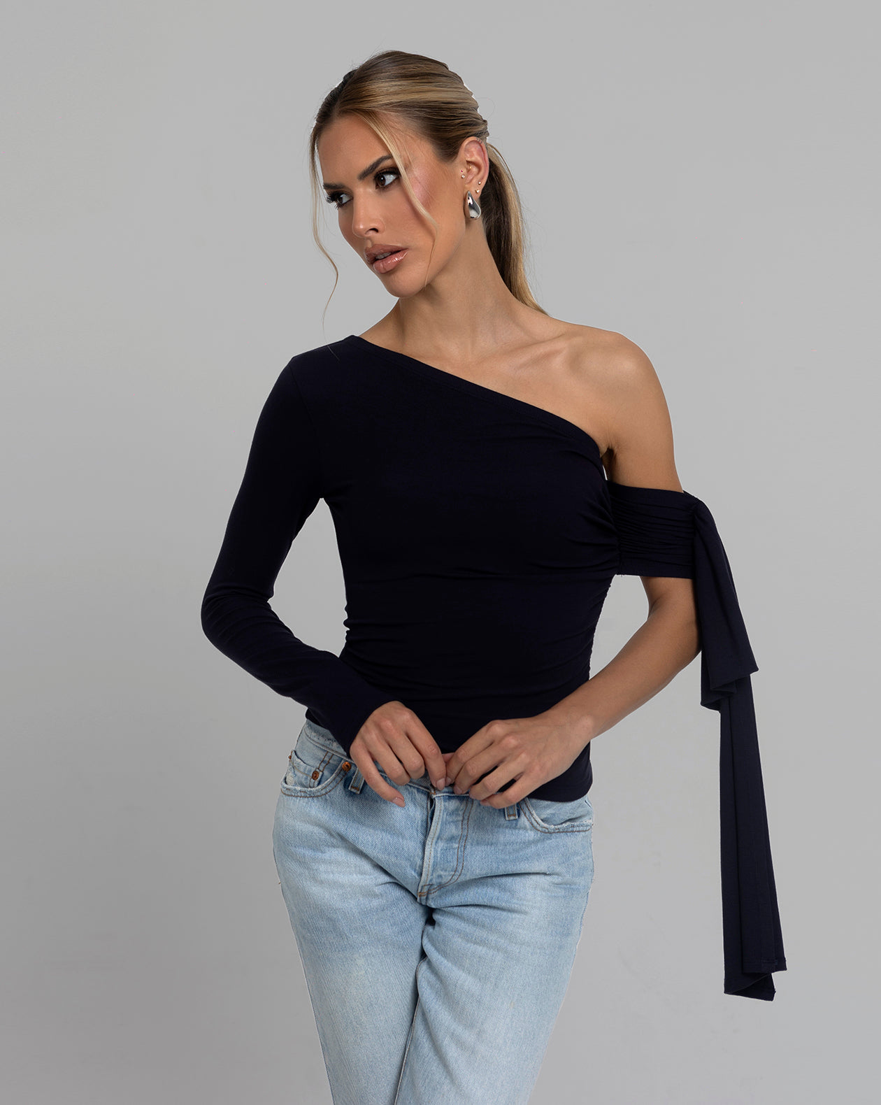 BOARDROOM QUEEN One Shoulder Top