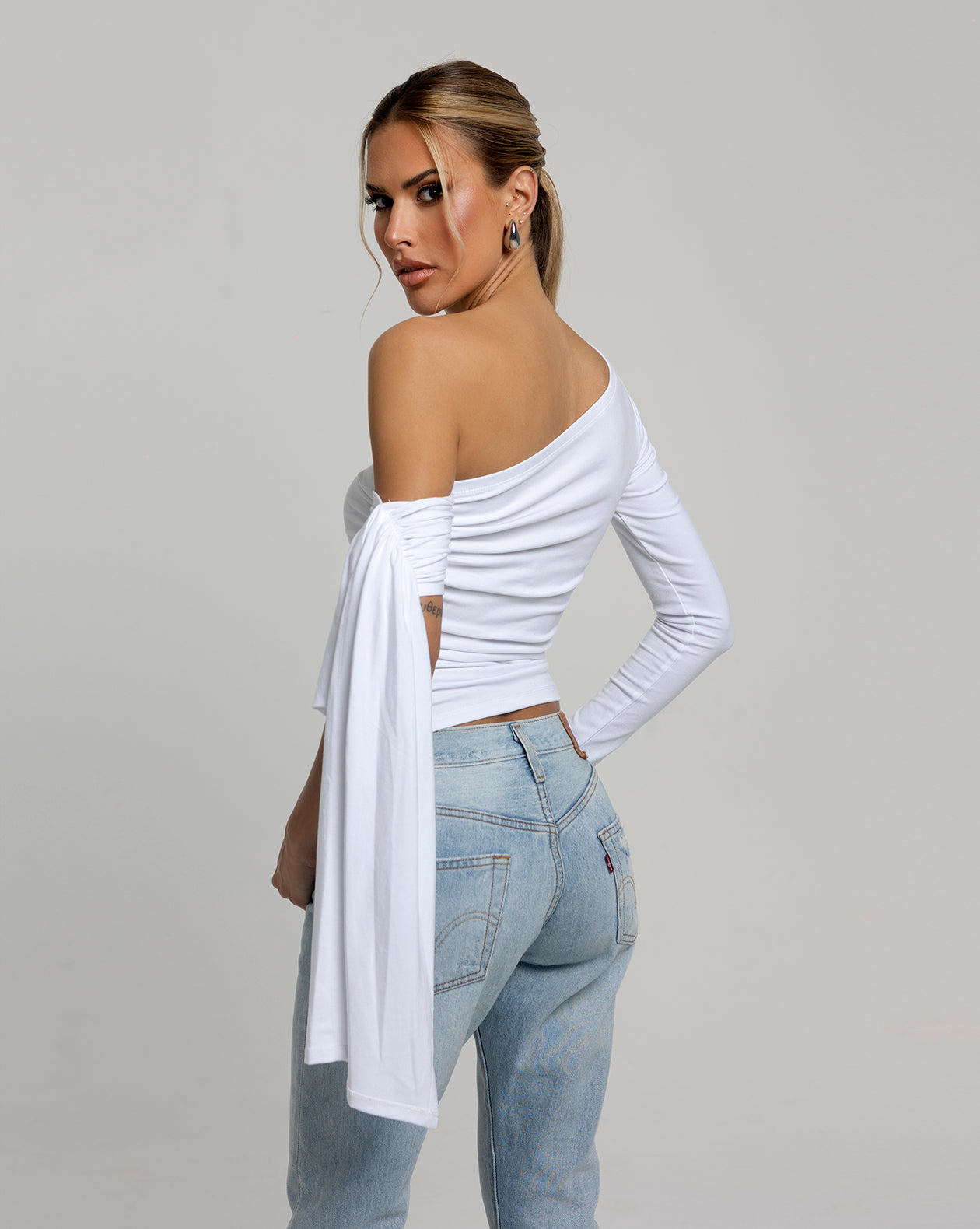 BOARDROOM QUEEN One Shoulder Top